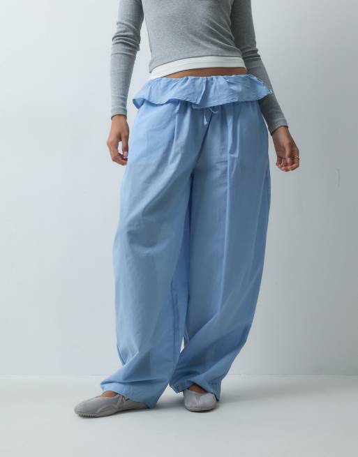 ASOS DESIGN pantalón ancho plisado con cintura vuelta en azul pastel, 2 de 5