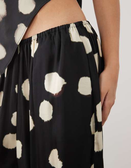 ASOS DESIGN pantalon ballon en satin à pois noirs ensemble coordonné, 4 de 5