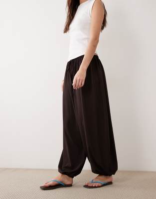 Pantalon ballon épuré en sergé de jersey avec cordon de serrage à la taille - Noir-Marron 36