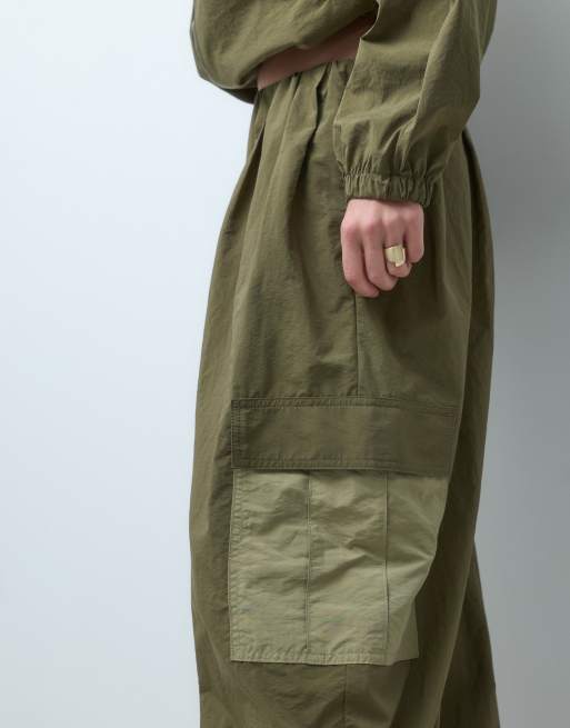 ASOS DESIGN pantalón balloon técnico con bolsillos cargo extragrandes, 4 de 5