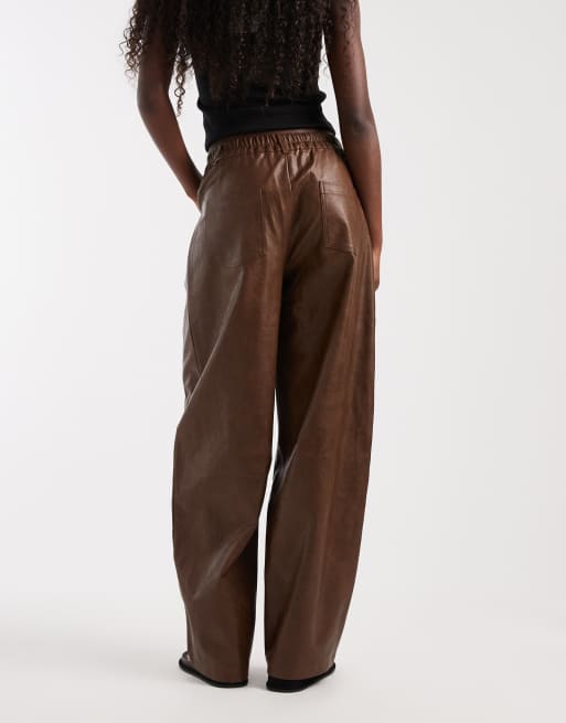 ASOS DESIGN pantalon barrel ajusté en imitation cuir marron clair, 2 de 5