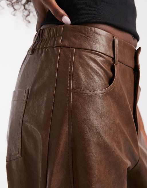ASOS DESIGN pantalon barrel ajusté en imitation cuir marron clair, 4 de 5