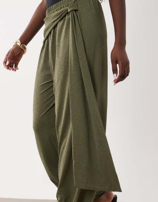 ASOS DESIGN - Pantalon bouffant effet drapé coupe près du corps à détail croisé - Kaki, 4 de 5