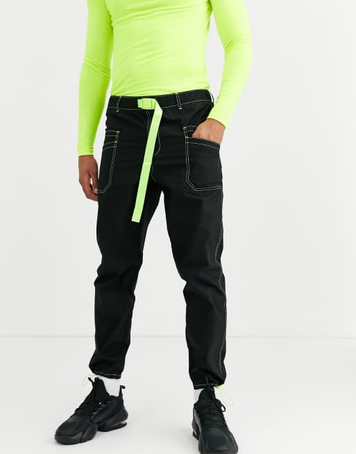 ASOS DESIGN Pantalon cargo ajust surpiq res fluo contrastantes et ceinture en toile Noir