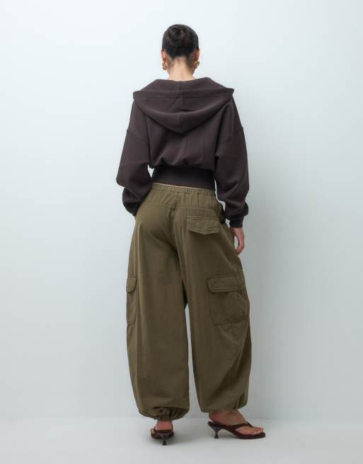 ASOS DESIGN - pantalón con bajo abullonado y bolsillos cargo en caqui, 4 de 5