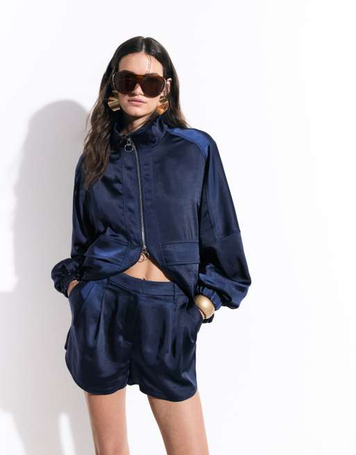 ASOS DESIGN - pantalón corto runner de satén entallado en azul marino, 2 de 5