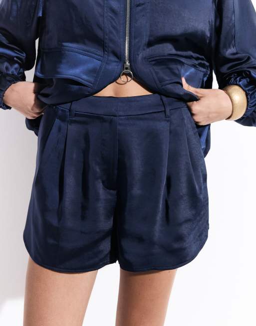 ASOS DESIGN - pantalón corto runner de satén entallado en azul marino, 3 de 5