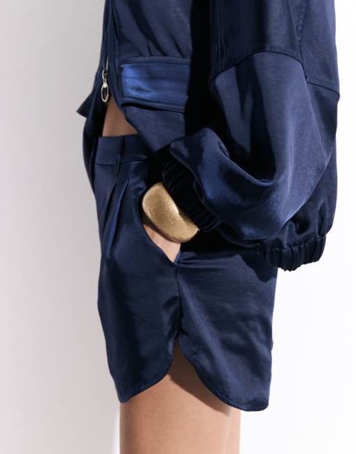 ASOS DESIGN - pantalón corto runner de satén entallado en azul marino, 5 de 5