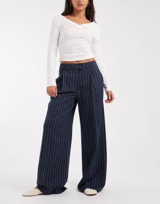 ASOS DESIGN - Pantalon coupe masculine ample et ajusté à fines rayures - Bleu marine