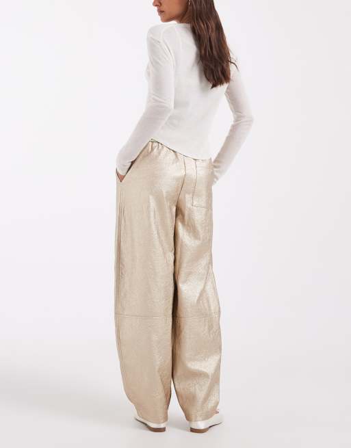 ASOS DESIGN pantalon de costume fuselé en similicuir texturé doré, 4 de 5