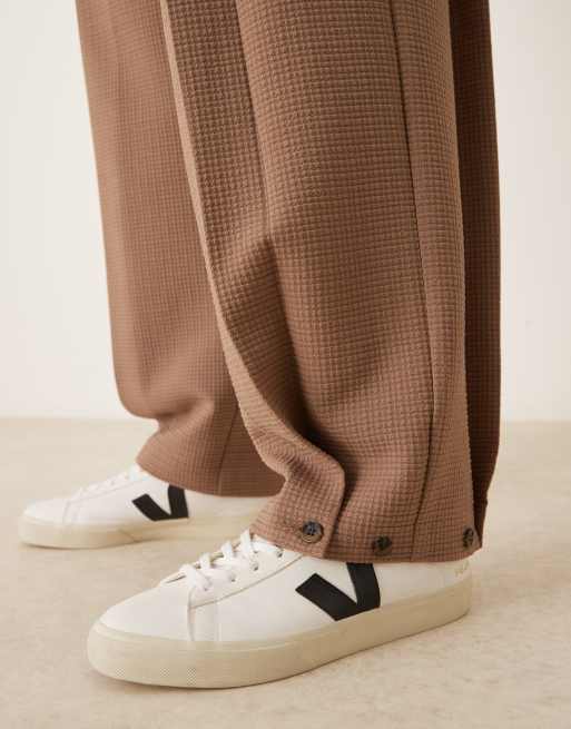 ASOS DESIGN - Pantalon de costume large et ajusté en crépon doux - Marron