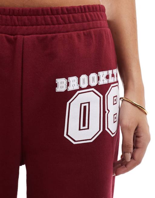 ASOS DESIGN - Pantalon de jogging resserré aux chevilles avec appliqué numéro - Bordeaux, 2 de 5