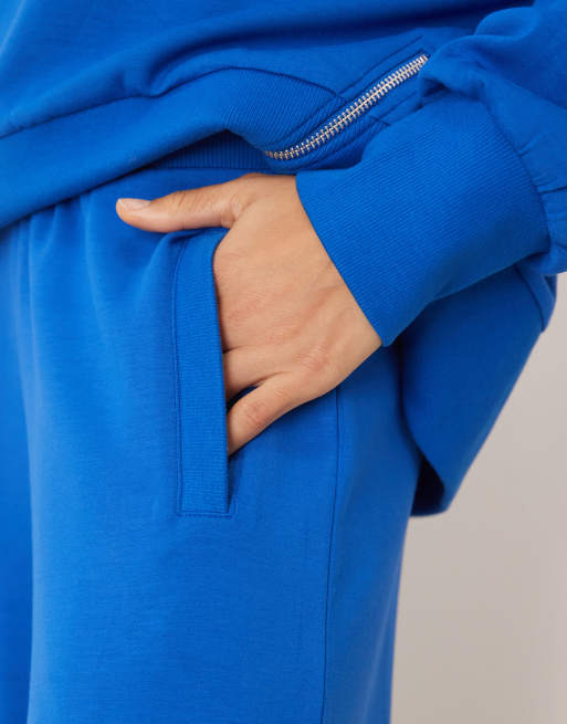 ASOS DESIGN - Pantalon de jogging ultra-ample en cupro doux à détail poche - Bleu vif, 3 de 5