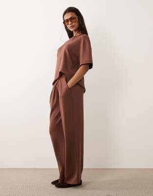 ASOS DESIGN - Pantalon de jogging ultra-ample en cupro doux au toucher - Chocolat-Brown