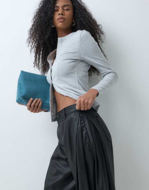 ASOS DESIGN pantalón de pernera ancha con acabado coating y pinzas laterales en negro, 2 de 5