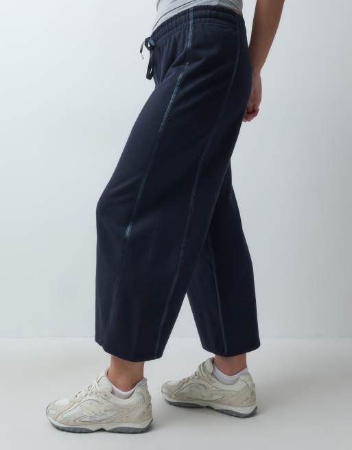 ASOS DESIGN pantalón de pernera ancha con raya satinada azul marino, 3 de 5