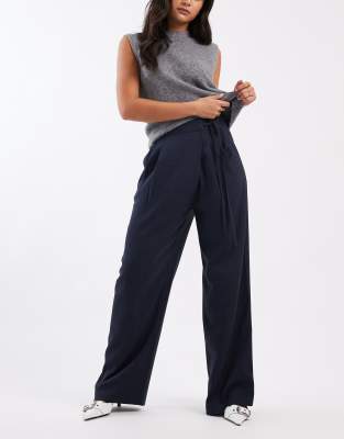 ASOS DESIGN - Pantalon de tailleur ample croisé avec liens à nouer - Bleu marine
