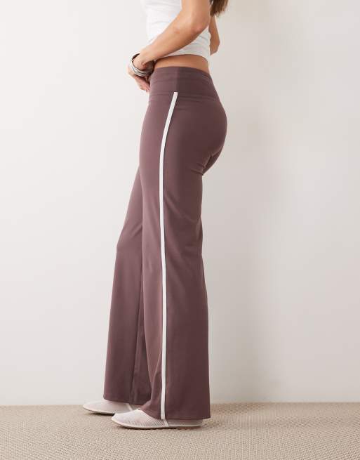 ASOS DESIGN - Pantalon de yoga coupe slim avec bande sur le côté - Chocolat, 2 de 5