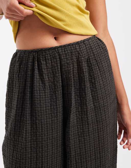 ASOS DESIGN pantalon d’ensemble à jambe ballon avec bas à nouer en seersucker à carreaux, 3 de 5