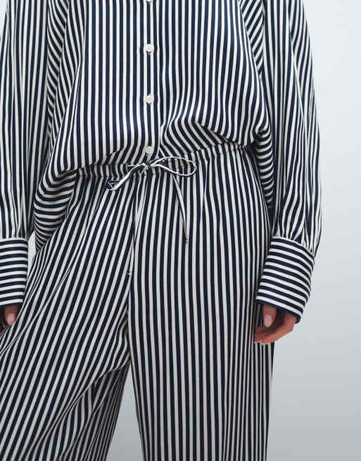 ASOS DESIGN - Pantalon d'ensemble ample à enfiler en satin à fines rayures, 5 de 9