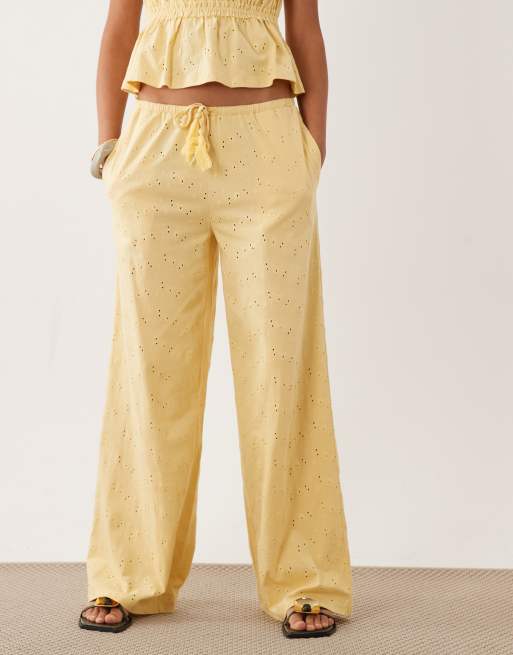 ASOS DESIGN - Pantalon d'ensemble ample en jersey à broderie anglaise avec cordon de serrage à pampilles - Babeurre, 2 de 5