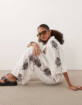 Pantalon d'ensemble ample en jersey texturé avec coquillages brodés - Crème-Blanc S