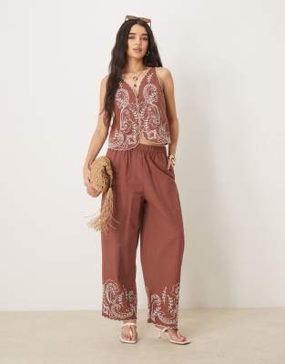 ASOS DESIGN - Pantalon d'ensemble ample en lin mélangé avec bords festonnés et broderies - Moka-Marron