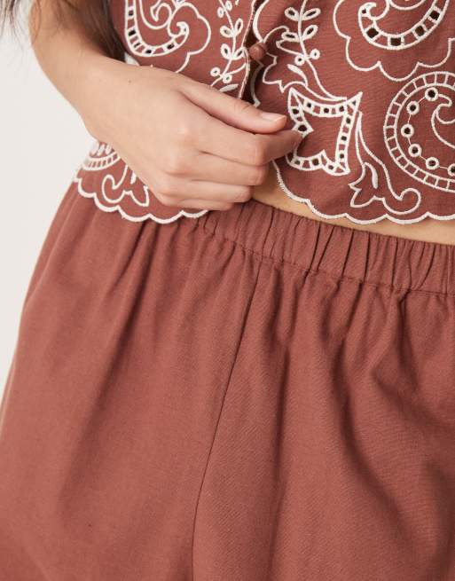 ASOS DESIGN - Pantalon d'ensemble ample en lin mélangé avec bords festonnés et broderies - Moka, 3 de 5