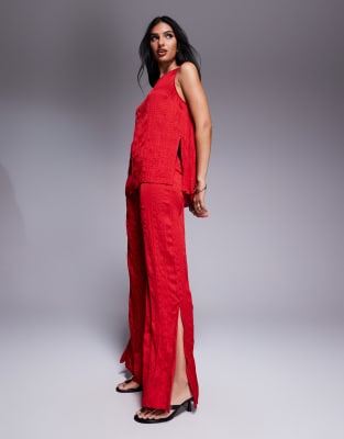 ASOS DESIGN - Pantalon d'ensemble droit en satin effet froissé avec fente - Rouge cerise