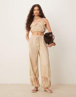 ASOS DESIGN - Pantalon d'ensemble froissé avec empiècements en dentelle - Taupe - view 1