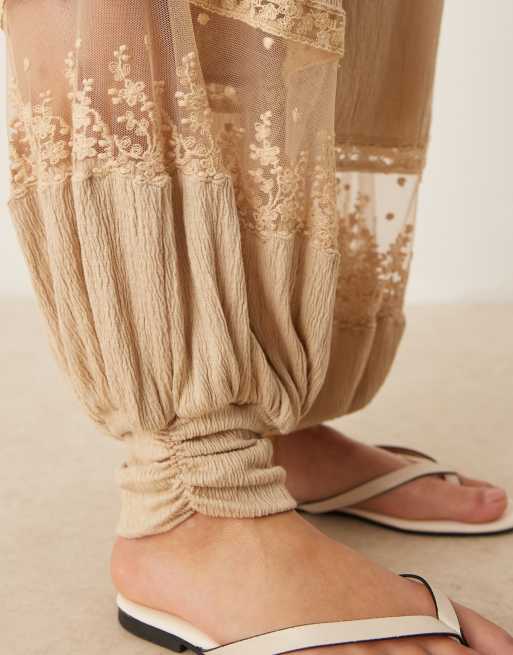 ASOS DESIGN - Pantalon d'ensemble froissé avec empiècements en dentelle - Taupe, 2 de 5