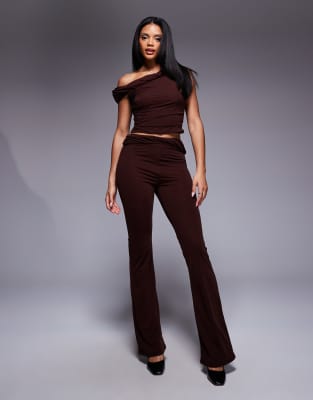 ASOS DESIGN - Pantalon évasé à taille torsadée à assortir - Chocolat-Brown