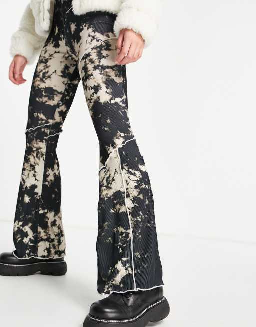 ASOS DESIGN - Pantalon évasé effet découpé tie-dye à coutures apparentes et bords bruts