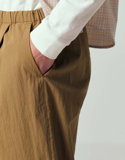 ASOS DESIGN - Pantalon fuselé oversize avec plis en tissu technique - Fauve, 4 de 12
