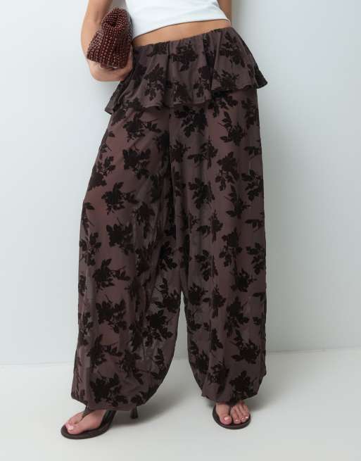 ASOS DESIGN pantalón globo de malla flocada con cintura peplum en marrón, 2 de 5