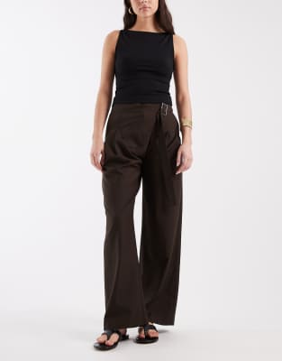 Pantalon habillé ample croisé à l'avant avec détail boucle - Chocolat-Marron 44