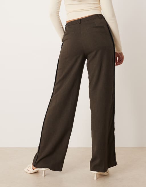 ASOS DESIGN - Pantalon habillé coupe décontractée à chevrons avec bordures en similicuir - Marron, 3 de 5