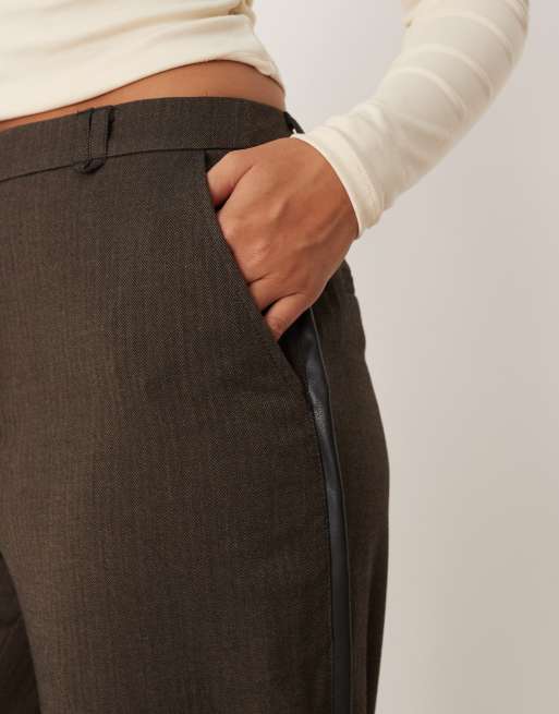 ASOS DESIGN - Pantalon habillé coupe décontractée à chevrons avec bordures en similicuir - Marron, 5 de 5