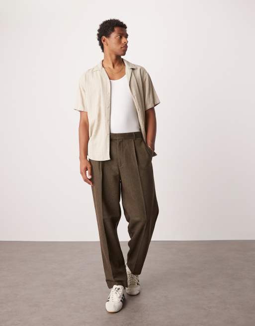 ASOS DESIGN - Pantalon habillé coupe oversize fuselée en sergé de laine mélangée avec pinces à l'avant - Marron
