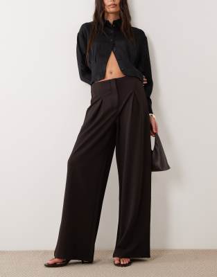 ASOS DESIGN - Pantalon habillé large fluide en sergé près du corps - Chocolat-Brown