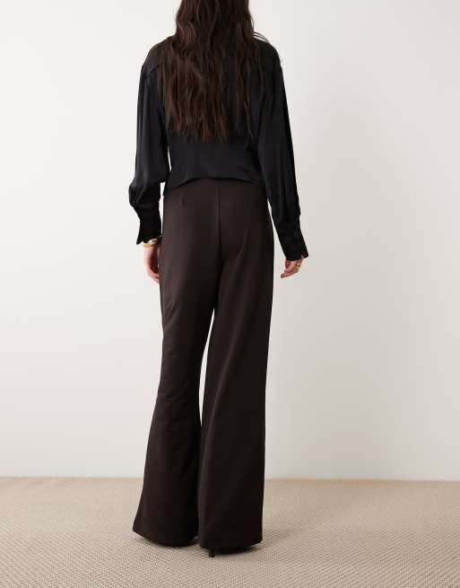 ASOS DESIGN - Pantalon habillé large fluide en sergé près du corps - Chocolat, 3 de 5