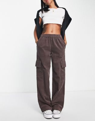 ASOS DESIGN - Pantalon large à enfiler en velours côtelé avec poches plaquées - Marron