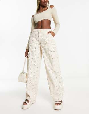 ASOS DESIGN - Pantalon large en broderie anglaise avec poches - Taupe délavé