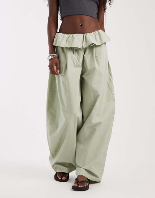 ASOS DESIGN pantalon large plissé à revers en popeline vert sauge, 2 de 5