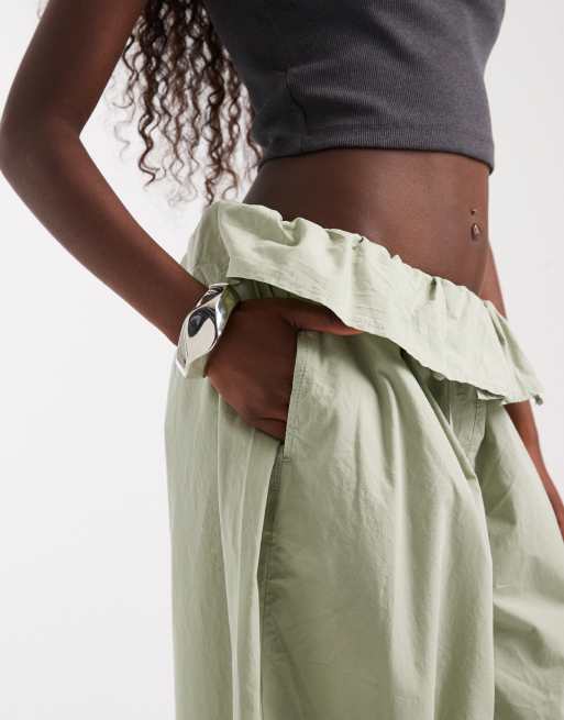 ASOS DESIGN pantalon large plissé à revers en popeline vert sauge, 4 de 5