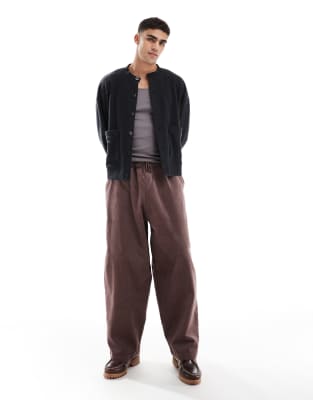 ASOS DESIGN - Pantalon parachute en velours côtelé - Marron