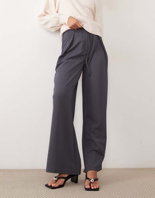 ASOS DESIGN pantalon plissé en sergé fluide gris charbon, 2 de 5