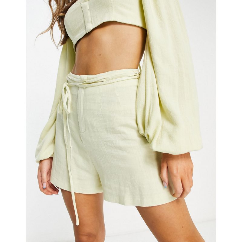 Coordinati Donna LUXE - Coordinato in lino con crop top con scollo quadrato e pantaloncini a vita alta color lime