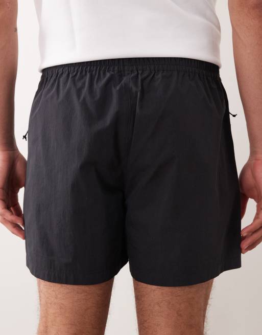 ASOS DESIGN - Pantaloncini ampi di media lunghezza elasticizzati in nylon neri con profili a contrasto, 6 di 6