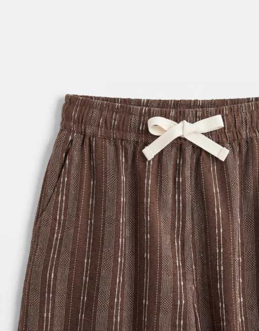 ASOS DESIGN - Pantaloncini ampi di media lunghezza elasticizzati marroni a righe in coordinato, 8 di 9